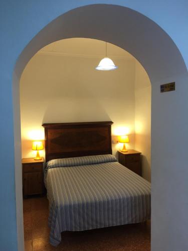 1 dormitorio con 1 cama y 2 lámparas en 2 mesas en CASA RURAL La Jara -Fonda de Navarrés-, en Navarrés