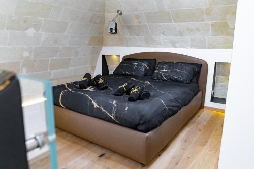 Ліжко або ліжка в номері Dimora Sovrana-Luxury rest sassi di Matera
