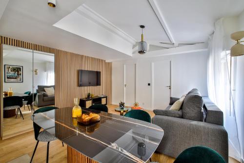 un salon avec un canapé et une table dans l'établissement 41.Appart 4Pers#Madeleine#Gallerie La Fayette, à Paris