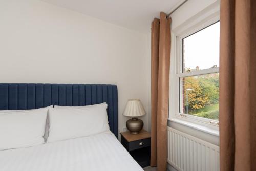 um quarto com uma cama e uma janela em The Sidings em Durham
