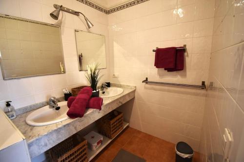 a bathroom with a sink and a mirror at Goikiri in Playa Blanca