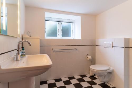 Ein Badezimmer in der Unterkunft Fischerhütte