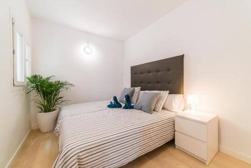 A bed or beds in a room at Ideal Property Mallorca - Mimosa