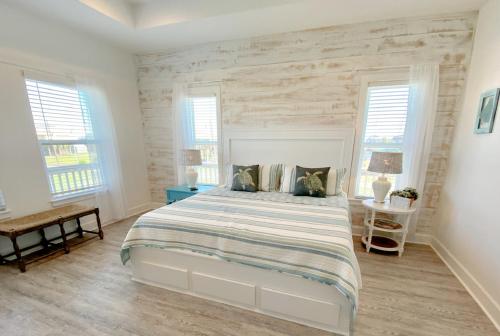 ein Schlafzimmer mit einem Bett mit einer Holzwand in der Unterkunft Reader's Retreat home in Crystal Beach