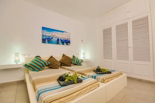 ポルト・ダルクディアにあるIdeal Property Mallorca - Enjoyの白い部屋のベッド2台 タオル付