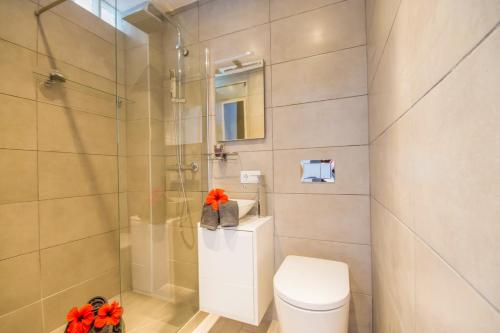 W łazience znajduje się toaleta i przeszklony prysznic. w obiekcie Ideal Property Mallorca - Enjoy w Port d'Alcudia