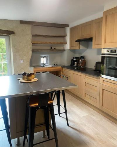 Kuchyň nebo kuchyňský kout v ubytování Gîte : La vieille bâtisse.