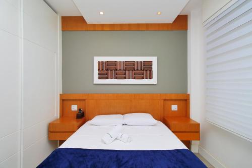 Cama o camas de una habitación en Incrível 2 quartos no coração de Ipanema D054