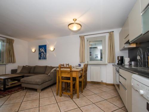 une cuisine et un salon avec un canapé et une table dans l'établissement Charmant duplex au cœur de Chamonix avec terrasse, wifi et parking - FR-1-343-183, à Chamonix-Mont-Blanc