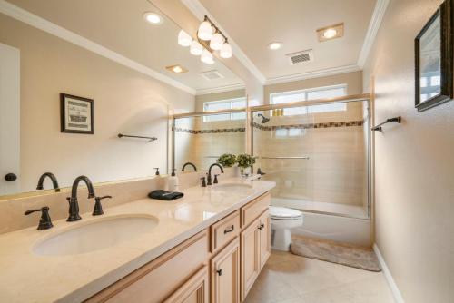 Bilik mandi di @ Marbella Lane - Captivating Home in Rowland Hts