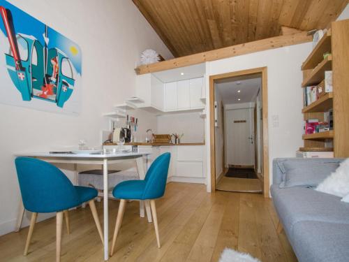 une cuisine et un salon avec une table et des chaises dans l'établissement Appartement cosy avec balcon et WiFi à Chamonix - FR-1-343-203, à Chamonix-Mont-Blanc