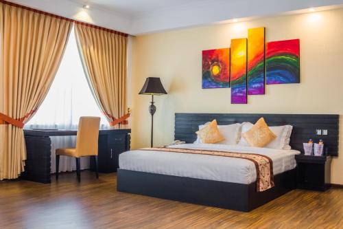 Postel nebo postele na pokoji v ubytování The Covanro Airport Hotel - Katunayake