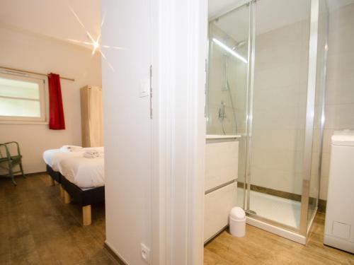 Kúpeľňa v ubytovaní Charmant T3 rénové avec jardin, parking & wifi à Chamonix - FR-1-343-206