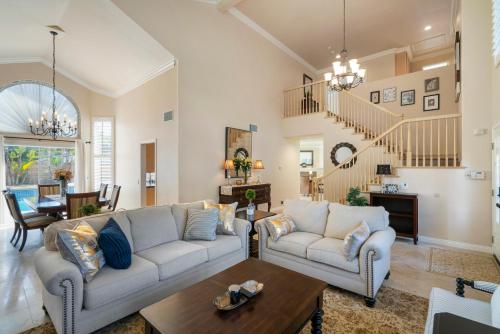 Ruang duduk di @ Marbella Lane - Captivating Home in Rowland Hts