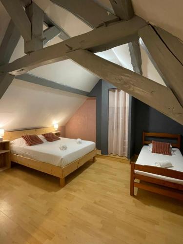 聖艾尼昂的住宿－La Maison des lilas, 5 mn de Beauval，阁楼上的卧室配有两张床