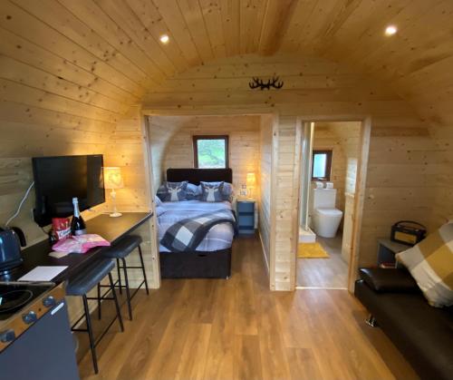 een slaapkamer in een blokhut met een bed erin bij Carrock Pod, Hayton in Brampton