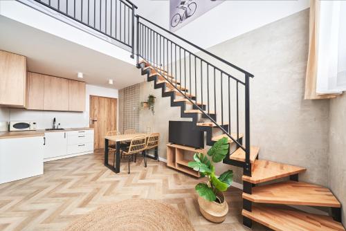 una cocina y comedor con una escalera en una casa en Na Fursie Apartments & Rooms, en Nowy Targ