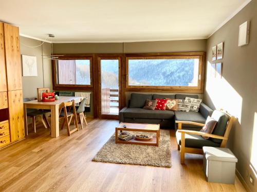 een woonkamer met een bank en een tafel bij Cervinia Sky & Ski in Breuil-Cervinia