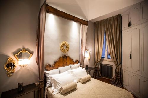 um quarto com uma cama grande e uma cabeceira em madeira em Giò&Giò Venice B&B em Veneza