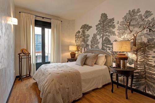 聖伊爾德豐索的住宿－Hospedium Hotel La Farm，一间卧室配有床和壁画