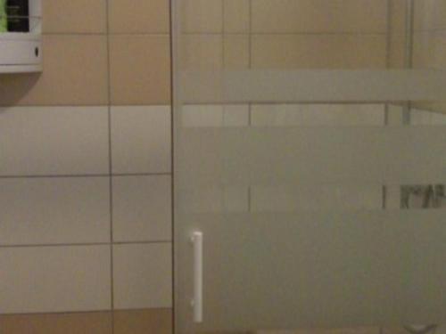 ル・モンドールにあるAppartement Mont-Dore, 3 pièces, 4 personnes - FR-1-415-16の白いタイル張りの壁のバスルーム(窓付)
