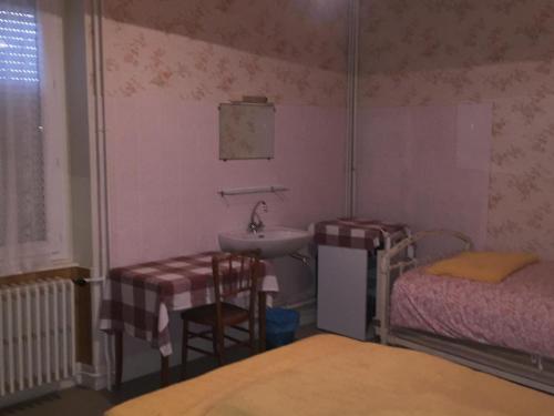 ル・モンドールにあるAppartement Mont-Dore, 3 pièces, 6 personnes - FR-1-415-32のベッド2台とシンクが備わる小さな客室です。