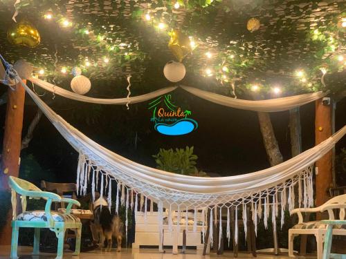 Habitación con hamaca, sillas y luces. en QUINTA LA UNIÒN, en Melgar