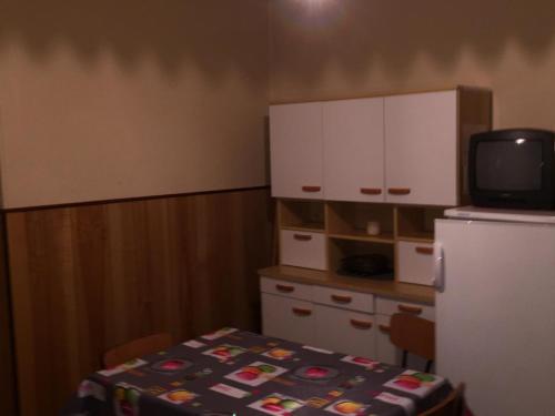 Appartement Mont-Dore, 2 pièces, 3 personnes - FR-1-415-26にあるテレビまたはエンターテインメントセンター