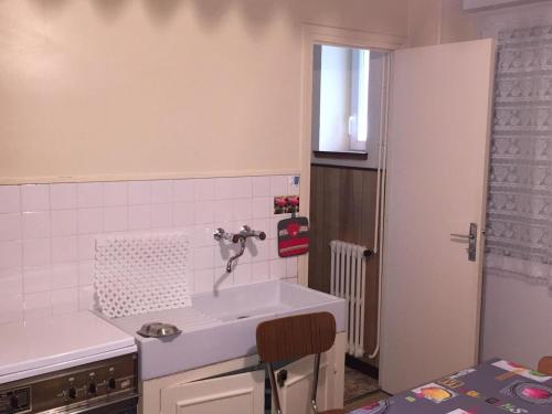 Appartement Mont-Dore, 2 pièces, 3 personnes - FR-1-415-26にあるキッチンまたは簡易キッチン