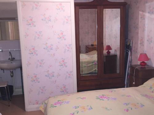 Appartement Mont-Dore, 2 pièces, 2 personnes - FR-1-415-36にあるベッド