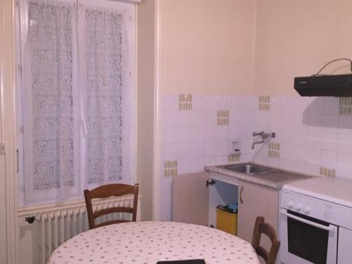 Appartement Mont-Dore, 2 pièces, 4 personnes - FR-1-415-25にあるキッチンまたは簡易キッチン