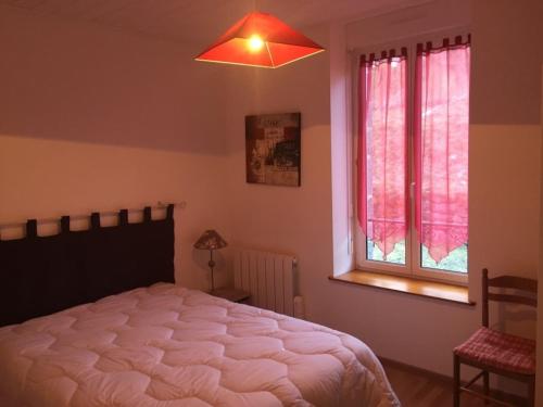 ル・モンドールにあるAppartement Mont-Dore, 3 pièces, 6 personnes - FR-1-415-43のベッドルーム1室(ベッド1台付)、ピンクのカーテン付きの窓が備わります。