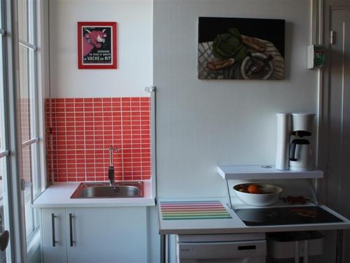 ル・モンドールにあるAppartement Mont-Dore, 2 pièces, 4 personnes - FR-1-415-44の赤いタイルの小さなキッチン(シンク付)