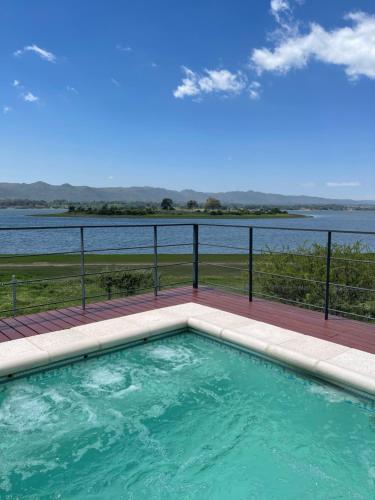 una piscina con vistas al agua en Departamento Country Puerto del Águila- Lago los Molinos in 