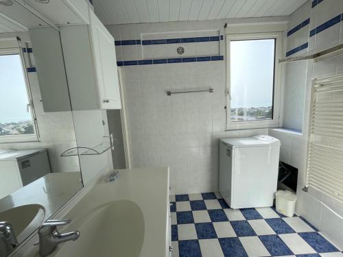 une salle de bain avec une baignoire, un lavabo et des toilettes dans l'établissement Appartement rénové avec tennis privé, parking et vue mer - FR-1-361-162, à Jullouville