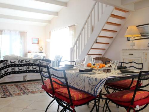 une salle à manger avec une table et des chaises dans l'établissement Maison de standing 6 couchages, jardin clos, garage, proche marché et pistes cyclables – ménage inclus - FR-1-246A-410, à Le Trait dʼUnion