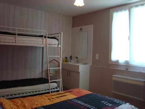 une chambre avec deux lits superposés et un lavabo dans l'établissement Maison de Plain-Pied à 700m de la Plage avec Jardin Privé, BBQ, et Parking – 6 Couchages - FR-1-246A-319, à Dolus-d'Oléron
