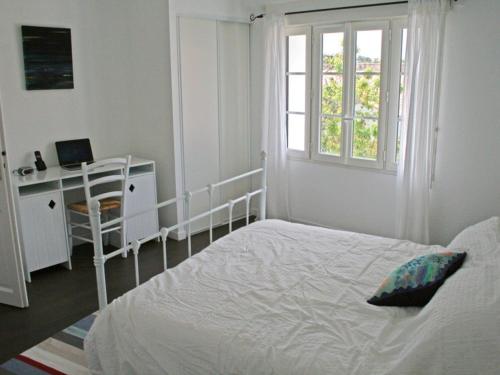 une chambre avec un lit, un bureau et une fenêtre dans l'établissement Maison 4 pièces avec WiFi à 800m de la plage - Saint-Georges-d'Oléron - FR-1-246A-75, à Chaucre