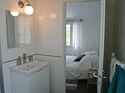 une salle de bain avec un lavabo et une chambre avec un lit dans l'établissement Maison 4 pièces avec WiFi à 800m de la plage - Saint-Georges-d'Oléron - FR-1-246A-75, à Chaucre