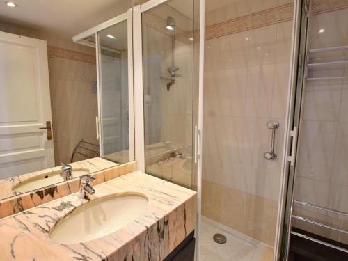 une salle de bain avec un lavabo et une douche dans l'établissement Arcachon centre T3 refait à neuf avec parking sécurisé, accès direct plage - FR-1-420-60, à Arcachon