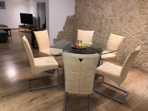 a dining room with a table and chairs and a television at Ferienhaus Wiedmühle in Neustadt