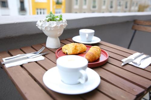 una mesa con dos platos de comida y tazas de café en ROCO Beyoglu, en Estambul