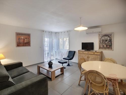 Appartement F2 climatisé avec terrasse, proche thermes et centre-ville, animaux acceptés, à Lamalou - FR-1-451-4