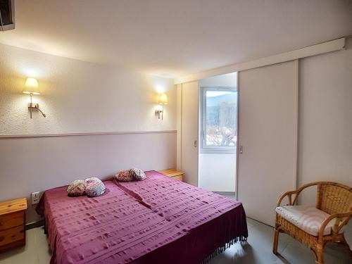 - une chambre avec un lit rose et une fenêtre dans l'établissement Appartement F2 climatisé avec terrasse, proche thermes et centre-ville, animaux acceptés, à Lamalou - FR-1-451-4, à Lamalou-les-Bains