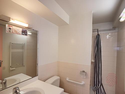 une salle de bain avec un lavabo, des toilettes et une douche dans l'établissement Lamalo-les-Bains: F2, terrasse, 50m des Thermes, animaux acceptés - FR-1-451-23, à Lamalou-les-Bains