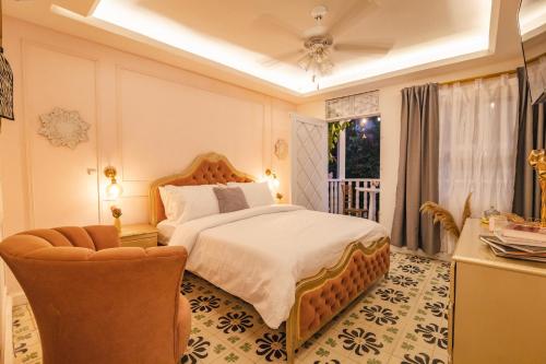 ein Schlafzimmer mit einem Bett und einem Stuhl in der Unterkunft CASA HADASA in Cartagena de Indias