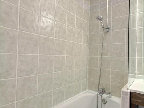 une salle de bain avec douche et baignoire dans l'établissement Appartement cosy sur les pistes avec balcon et WiFi - FR-1-455-1, à Belle Plagne