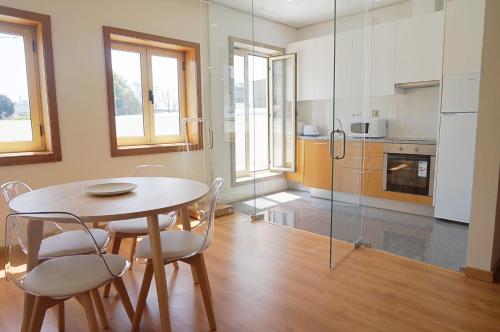 - une cuisine avec une table et des chaises dans la chambre dans l'établissement Tomás Flat, à Porto
