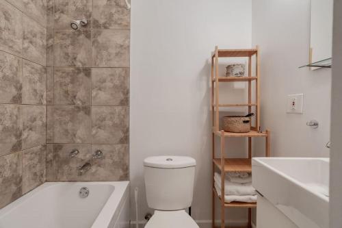 Un baño con bañera, inodoro y lavabo. en Initial / La cabine / Québec, en Quebec