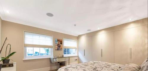Postel nebo postele na pokoji v ubytování St Johns Wood 3 Bed Executive apartment
